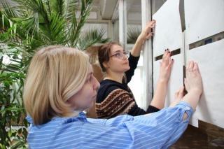 вешают работы2.jpg вешают работы2.jpg